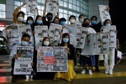 香港苹果日报员工在其香港的总部展示最后一期苹果日报。(2021年6月24日)