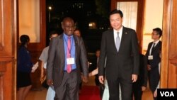 台湾外长吴钊燮在台北宾馆迎接来访的所罗门群岛外长马内雷(Jeremiah Manele)。(2019年9月9日,美国之音林枫拍摄)