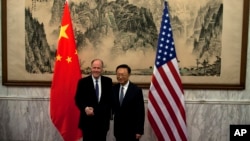 2013年5月27日,杨洁篪(右)在北京会见美国国家安全事务顾问汤姆·多尼伦(左)。(资料图片)