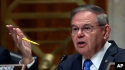 资料照片:参议院外交委员会首席民主党议员梅嫩德斯(Sen. Bob Menendez, D-NJ)出席参议院外委会听证会。(2018年7月25日)