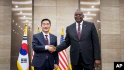 美国国防部长奥斯汀与韩国国防部长官申源湜2023年11月13日签署第55次安全协商会议联合公报。(韩国国防部照片)