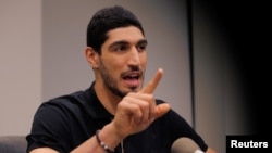 资料照:美国全国篮球协会(NBA)排挤出局的前波士顿凯尔特人队中锋埃内斯·坎特·自由。