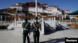 资料照:中国士兵在拉萨布达拉宫前举行换岗仪式。(2020年10月15日)