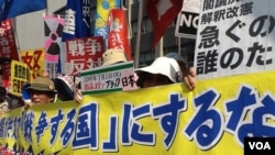 日本民众在首相官邸前抗议解禁集体自卫权(美国之音小玉拍摄)