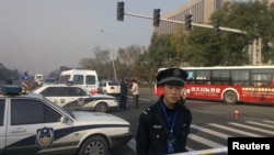 太原爆炸案发生后,警察在山西省委大楼外执行警戒。