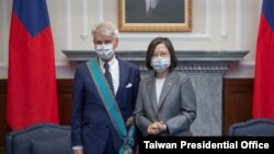 资料照片:台湾总统府提供的照片显示台湾总统蔡英文在台北颁授法国参议院友台小组主席李察“特种大绶卿云勋章” 。(2021年10月7日)