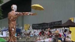 香港示威者抢救雨伞运动艺术作品 香港示威者抢救雨伞运动艺术作品