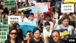 香港记者协会等8个传媒组织在明报工业中心外集会,声援明报员工,要求明报撤回解雇决定,并呼吁各界一同守护守护新闻自由及明报(2016年5月2日,美国之音海彦拍摄)