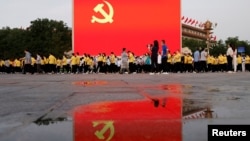 北京天安门广场树立中共党旗庆祝中共建党100周年。(2021年7月1日)