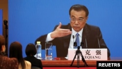 2021 年 3 月 11 日在中国北京举行的全国人民代表大会闭幕会议后,中国总理李克强在通过视频链接举行的新闻发布会上讲话。(路透社照片)