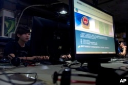 在北京一家网吧,电脑显示屏展示着必须正确使用网络的警方告示。(2013年8月19日)