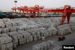 中国江苏省无锡市的一家铝锭仓库(2012年9月26日)