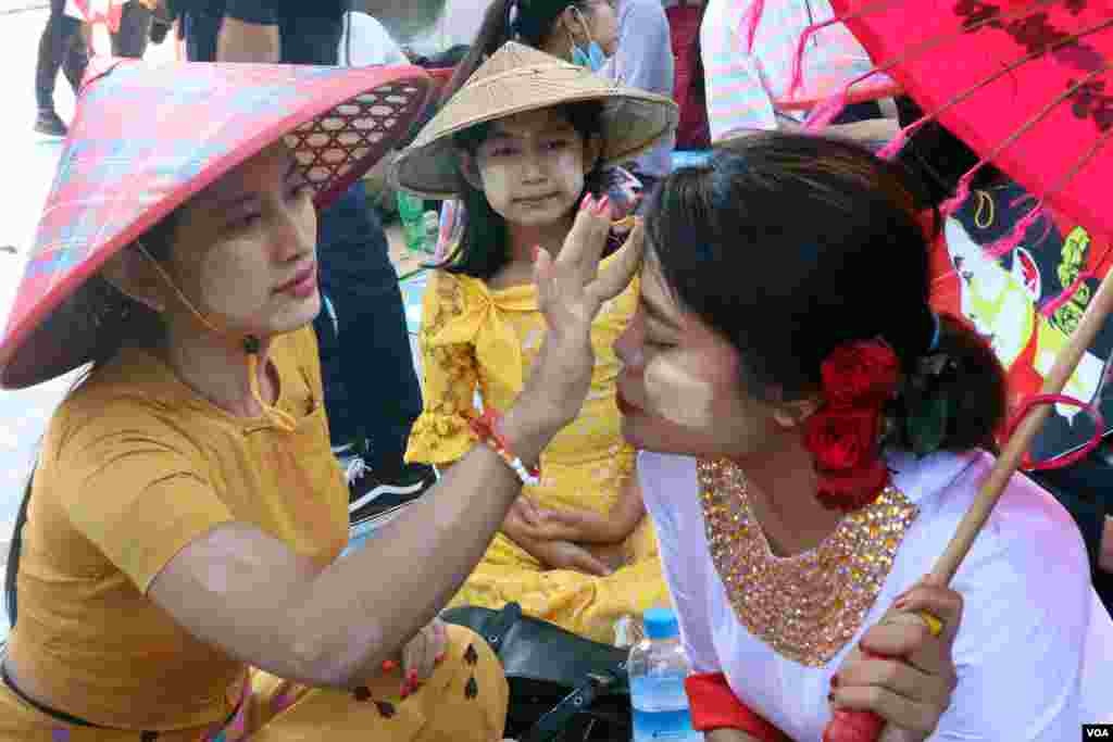 ရန်ကုန်မြို့က သနပ်ခါးတိုက်ပွဲ။ (ဖေဖော်ဝါရီ ၂၅၊ ၂၀၂၁)