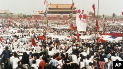 1989年5月17日,中国北京天安门广场上成千上万名民主示威者。(美联社)