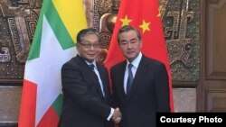 တရုတ်နိုင်ငံခြားရေး ဝန်ကြီးနဲ့ နိုင်ငံတော် အတိုင်ပင်ခံပုဂ္ဂိုလ်ရုံး ပြည်ထောင်စု ဝန်ကြီး ဦးကျော်တင့်ဆွေတို့ တွေ့ဆုံဆွေးနွေး။ (ဓာတ်ပုံ - နိုင်ငံတော် အတိုင်ပင်ခံပုဂ္ဂိုလ်ရုံး Facebook)