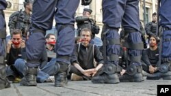 记者无国界组织的活动人士去年9月在巴黎静坐抗议,被防暴警察包围
