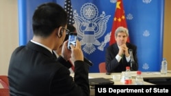 中国记者给克里国务卿照相(美国国务院网站照片)