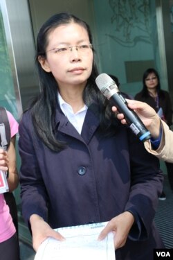 李明哲的妻子李净瑜手中拿着委托海基会转给李明哲的药品 (美国之音 杨明 拍摄)