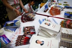 在中国国务院新闻办举行的一个有关新疆维吾尔自治区的新闻发布会上,中国国家主席习近平的著作与宣传新疆的小册子摆放在一起。(2019年7月30日)