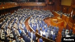 日本国会众议院议员起立支持通过有关中国人权状况的决议案(路透社转发日本共同社2022年2月1日图片)