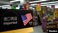中国上海一家超市里的美国进口商品 (2018年4月3日)