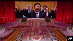 资料照:中国共产党成立100周年前夕的一场庆祝活动上,屏幕显示国家主席习近率领官员诵读对党的效忠誓词。(2021年6月28日,美联社)