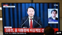 韩国总统尹锡悦周二(12月3日)深夜突然发表电视讲话宣布实施戒严,他指责控制韩国国会的反对党同情朝鲜并通过反国家活动瘫痪政府。