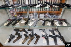 资料照:美国宾州纽卡斯尔市一家枪支商店陈设的半自动武器。(2020年3月25日)