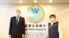 美国在台协会处长郦英杰(左)2020年4月1日拜访台湾中央流行疫情指挥中心指挥官,台湾卫生福利部部长陈时中(AIT 脸书)