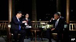 在美中两国元首举行会晤的西湖国宾馆,奥巴马和习近平在举行了3个半小时的会谈后在夜色下的花园中喝茶。(2016年9月3日)