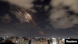 2024 年 10 月 1 日,从以色列阿什凯隆(Ashkelon)看到的景象:以色列的铁穹系统拦截了伊朗发射的弹道导弹。