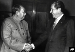 1972年2月21日,美国总统尼克松和毛泽东在北京握手