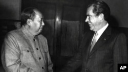 1972年2月21日,美国总统尼克松和毛泽东在北京握手(美联社)。