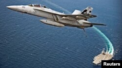 Một chiếc máy bay F/A-18F Super Hornet bay phía trên tàu sân bay USS Gerald R. Ford của hải quân Hoa Kỳ.