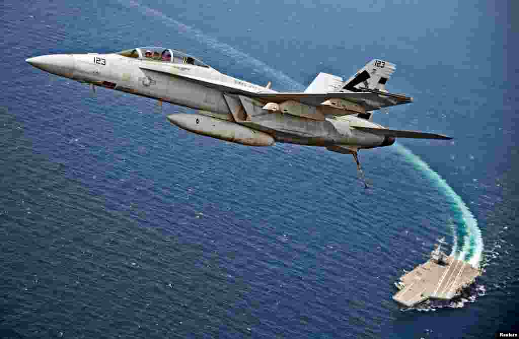 美国海军航空母舰福特号测试其先进的EMALS电磁弹射系统,F / A-18F超级大黄蜂飞机从杰拉德·R·福特号起飞后在航母上空飞翔。(2017年7月28日)。这种电磁弹射取代了传统的蒸汽弹射。
