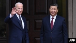 美国总统拜登在加州费罗丽庄园与到访的中国国家领导人习近平共同向媒体致意。(2023年11月5日)