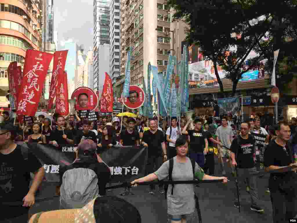 香港几十个政党和团体在中国十一国庆当天下午,举行反威权大游行,抗议政治打压,要求律政司司长袁国强下台。数以万计的港人走上街头,表达反对他们看来的来自北京和香港特区政府的威权打压。