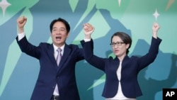 台湾总统大选民进党总统候选人赖清德(左)2023年11月20日宣布台湾驻美国代表萧美琴为他的竞选搭档。(美联社)