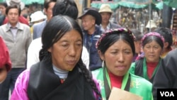 藏区街上行人(美国之音张楠拍摄)