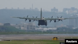 台湾一架美制C-130军机从新竹空军基地起飞。(路透社2024年5月23日)