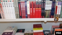 书架左上角有《立此存照:500位中国人的心灵记录》第二卷