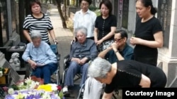 2016年6月49日,部分六四难属在北京万安公墓为27年前遇难亲人祭酒。(图片由天安门母亲提供)
