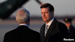 2018年2月5日,白宫秘书罗伯·波特(Rob Porter)抵达位于美国马里兰州的安德鲁斯联合基地。