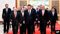 中国领导人习近平2024年3月27日在北京会见来访的美国商界学界领袖(美联社)