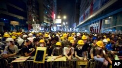 2014年10月20日,香港抗议者在旺角在路障后面静坐抗议。