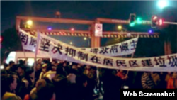 中国湖北省武汉市新洲区居民走上街头,抗议政府要在当地建一个垃圾焚烧发电厂。(网络图片)