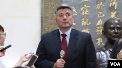 美国国会参议院外交关系委员会亚太小组委员会主席科里·加德纳2018年5月26日在台湾外交部接受媒体采访。(美国之音记者杨明)