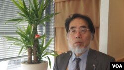 日本时事通信社编辑局解说委员铃木美胜认为,安倍这次改组党领导层和内阁,是着眼国内政治因素(美国之音歌篮拍摄)