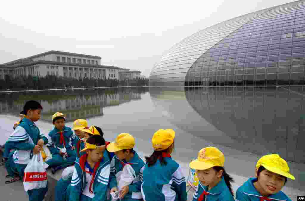 学童聚集在北京中国国家大剧院外(2007年9月29日)。2018国家大剧院国际戏剧季/著名导演作品邀请展,邀请了德国柏林邵宾纳剧院演出话剧《人民公敌》。该剧通常在演出中安排观众与演员对话,让观众表明是否支持剧中主角将水源污染的真相公诸于世的立场。在北京9月上旬的首演中,一些观众在互动环节中表示:“希望有言论自由”,“中国媒体也不讲真话”,“我们政府一样不负责任”。这引发当局不安。国家大剧院方面强令剧团删掉互动部分。尽管余下的两场演出删除了对话环节,但仍有观众喊出“为了个人的权利,为了自由”。  