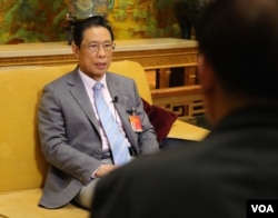 全国人大代表钟南山在两会期间接受美国之音北京分社的专访(美国之音东方拍摄)